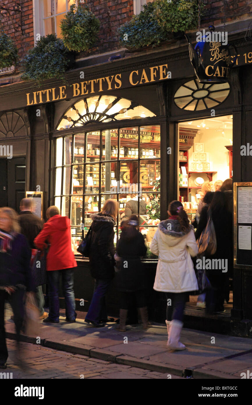 York, Stonegate, Weihnachten, kleine Betty Cafe Stockfoto