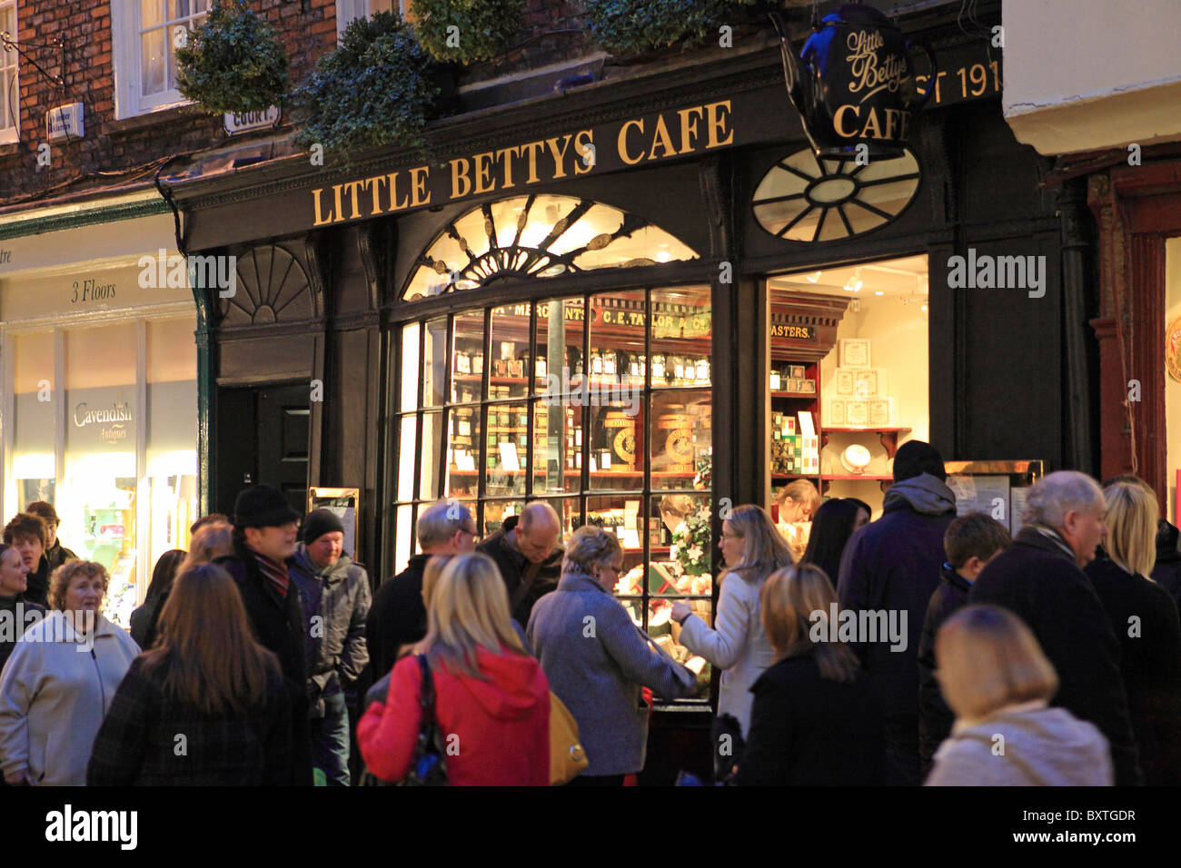 York, Stonegate, Weihnachten, kleine Betty Cafe Stockfoto