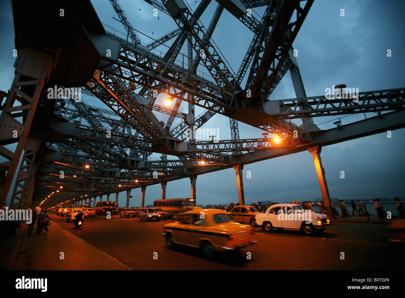 Taxis gehen Howra Brücke In Kalkutta in der Abenddämmerung Stockfoto