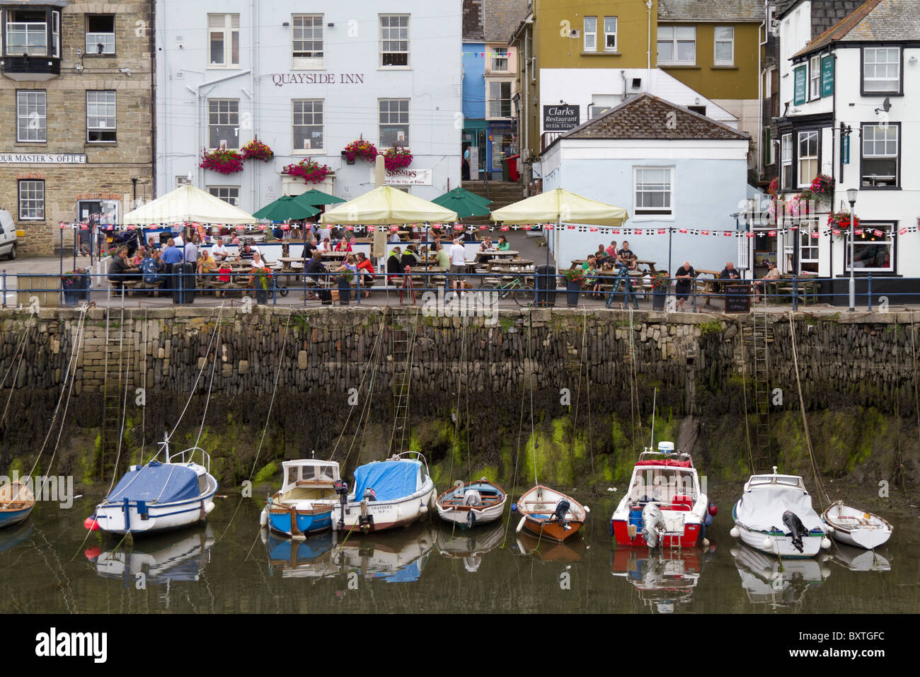 Boote im Hafen mit Kneipen im Hintergrund in Falmouth, Cornwall, UK. Stockfoto