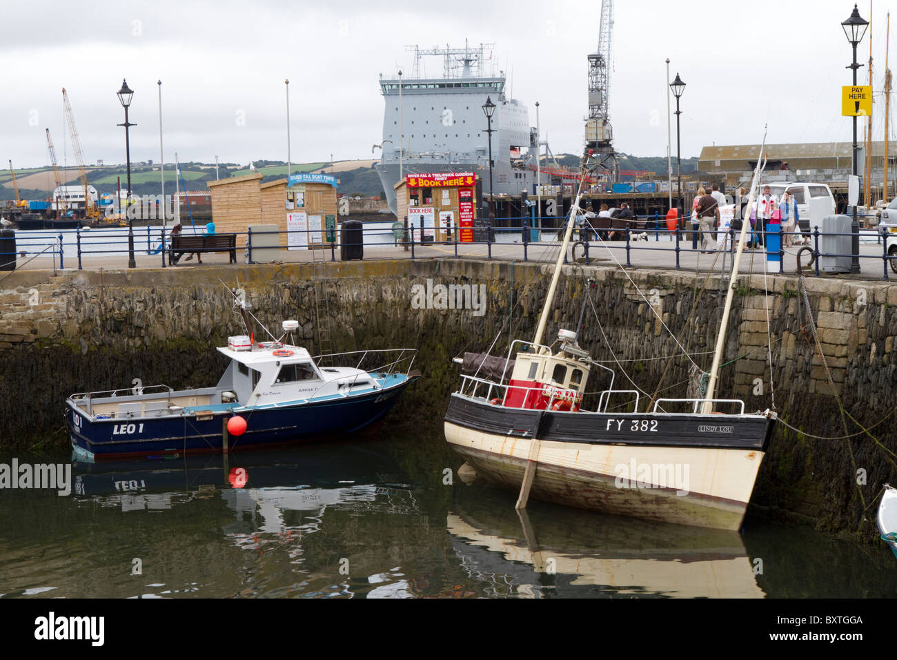 Boote am Pier, Falmouth, UK. Stockfoto