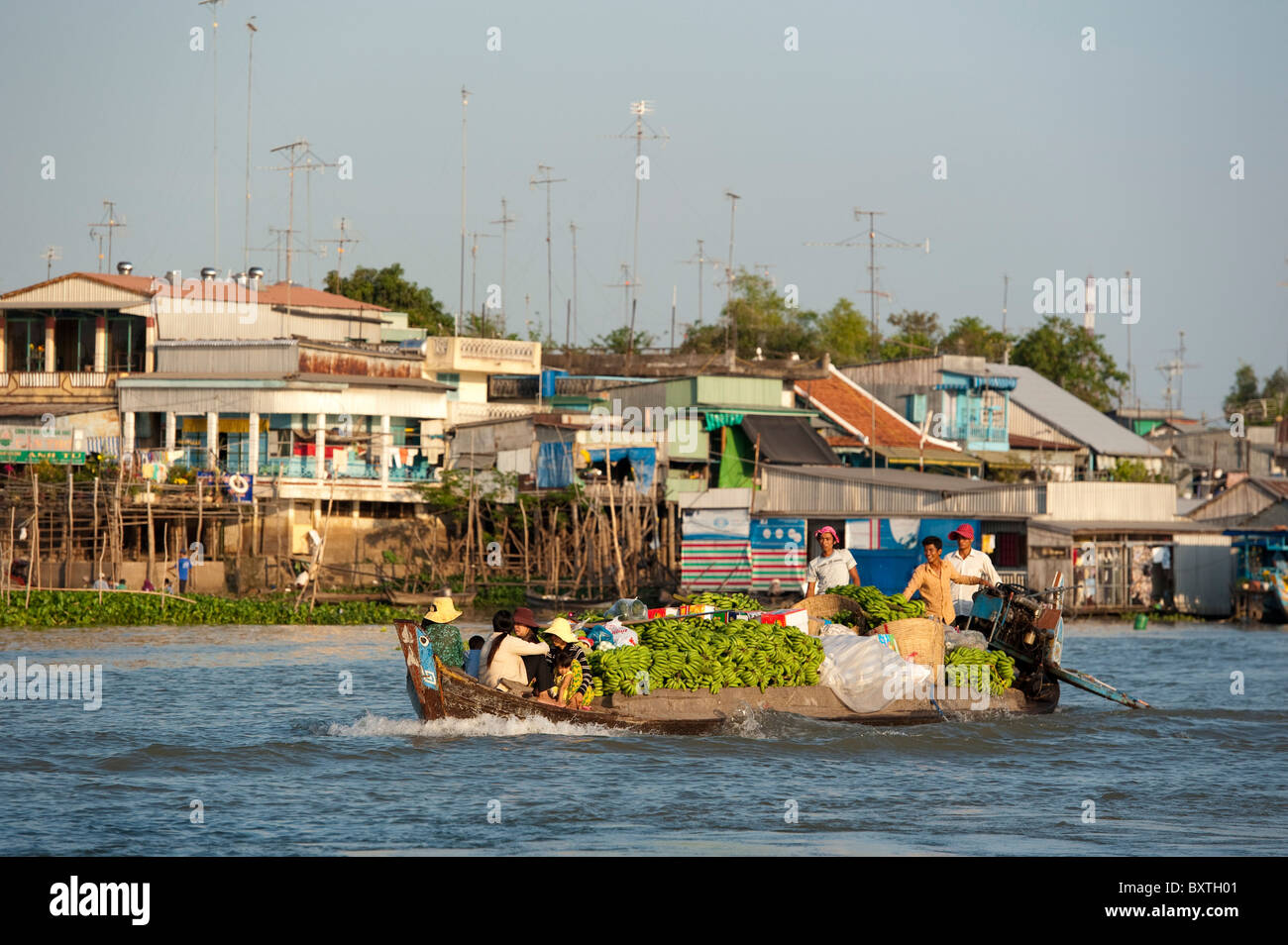 Boot, vorbei an schwimmenden Häuser am Hau Giang Fluss (Bassac River), Mekong-Delta, Chau Doc, Vietnam Stockfoto