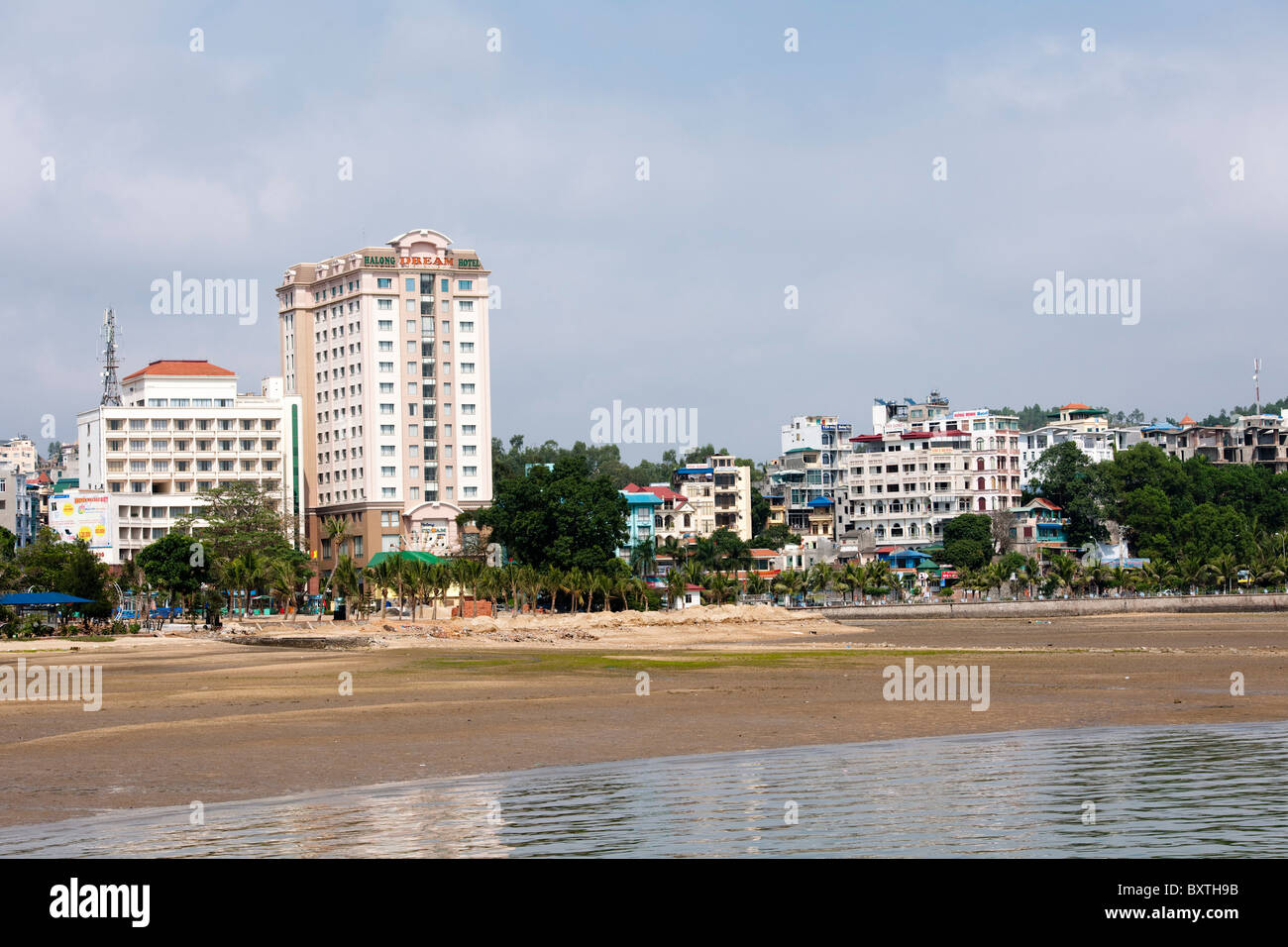 Hochhäuser in Halong City, Halong Bucht, Vietnam Stockfoto