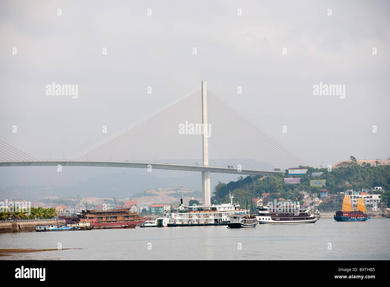 Hängebrücke, Halong Stadt, Halong Bucht, Vietnam Stockfoto