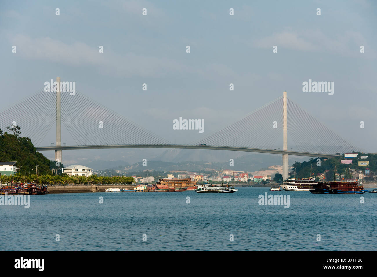 Hängebrücke, Halong Stadt, Halong Bucht, Vietnam Stockfoto