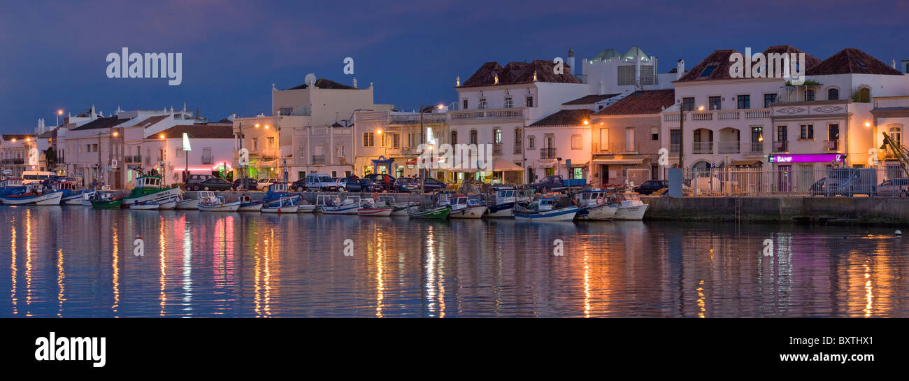 Portugal, Algarve, Flussfront bei Tavira in der Abenddämmerung Stockfoto