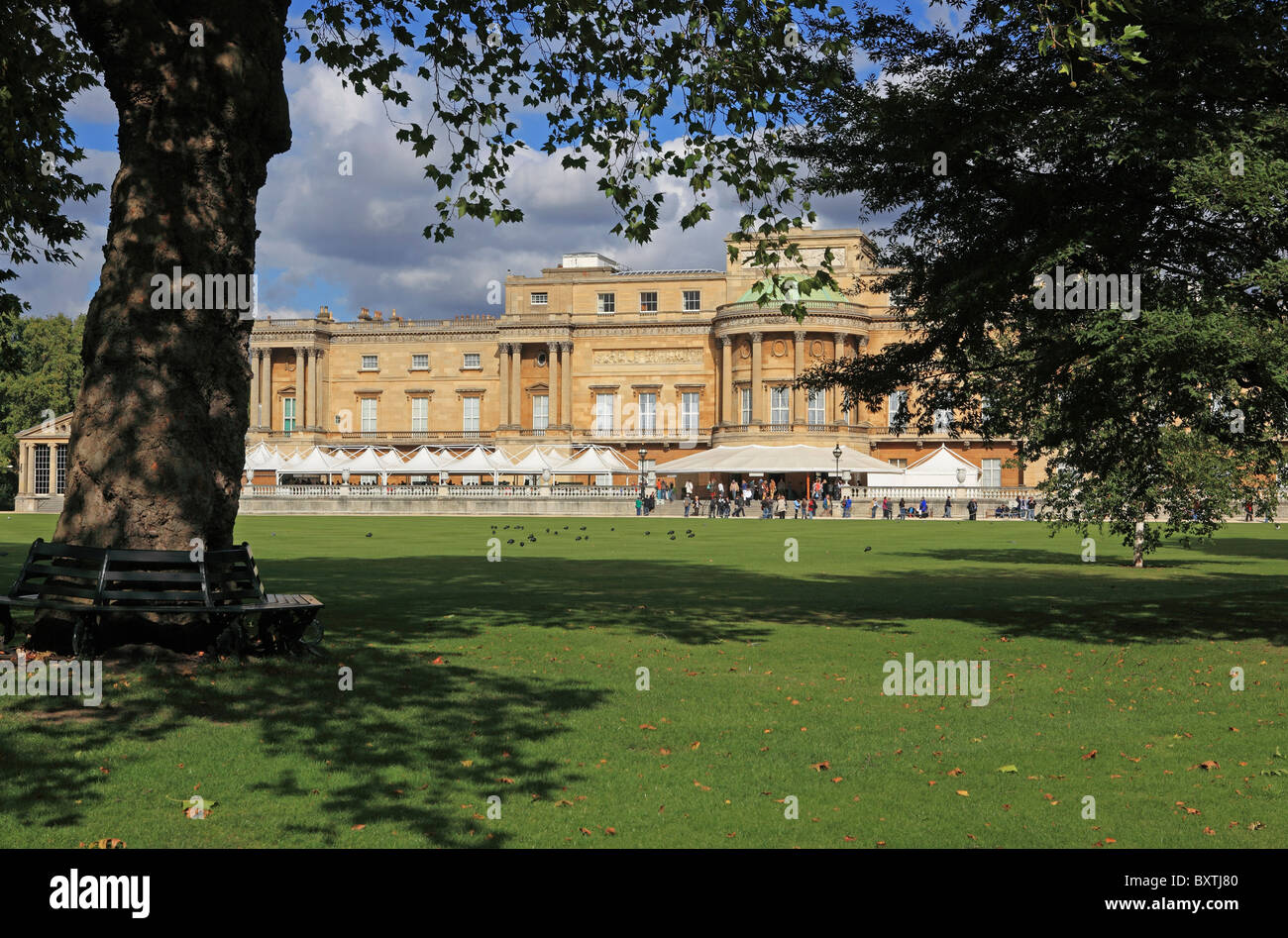 Buckingham Palace Gardens Stockfotos & Buckingham Palace Gardens Bilder ...