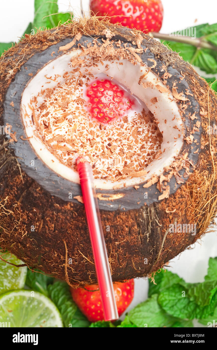 Kokosnuss-Drink mit Erdbeeren und Minze Stockfoto