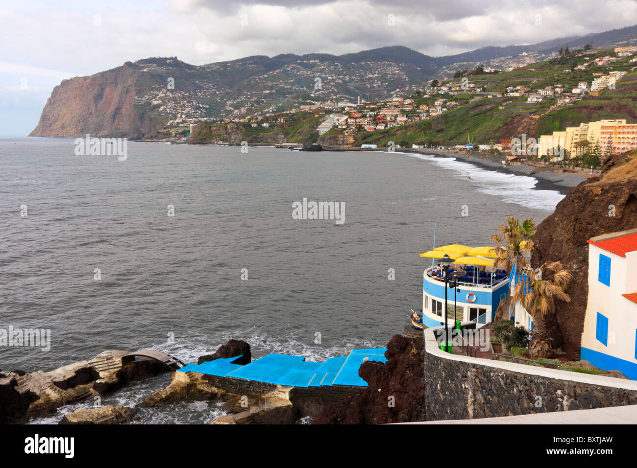 Blick auf Doca do Cavacas und Praia Formosa mit Cabo Girao im Hintergrund, Ponta da Cruz, Madeira Stockfoto