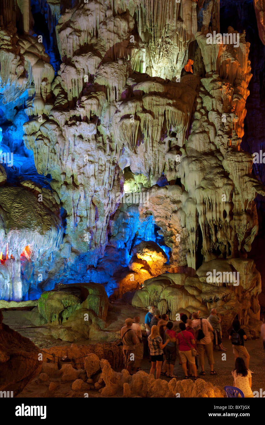 Hängen Sie Thien Cung oder die himmlischen Palast Grotte, Dau Go Insel, Halong Bucht, Vietnam Stockfoto