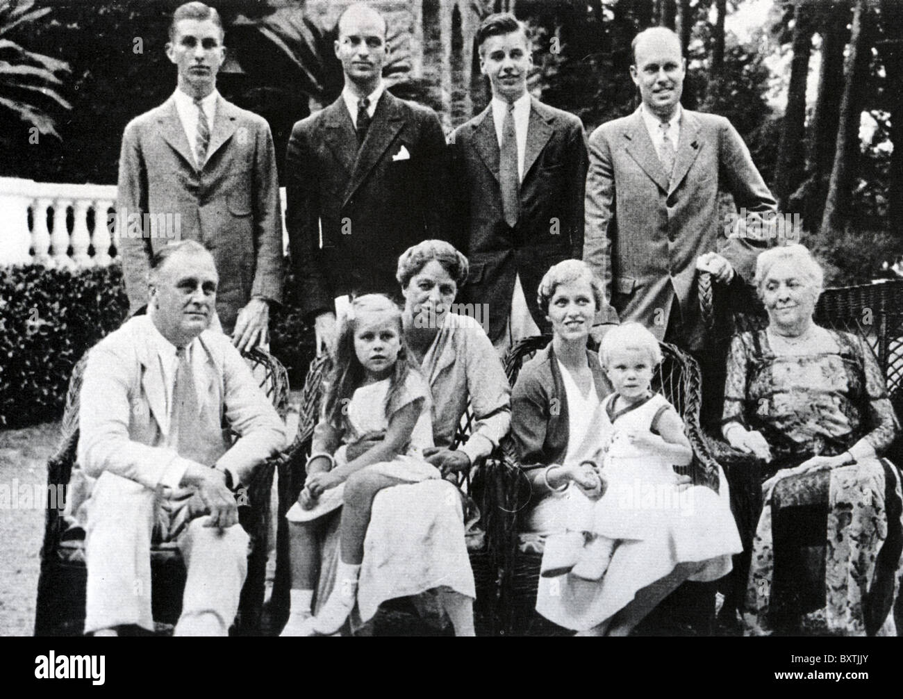 FRANKLIN D ROOSEVELT sitzt links neben Frau Eleanor und Mitglieder der Roosevelt Familie in Hyde Park, New York, Juli 1932 Stockfoto