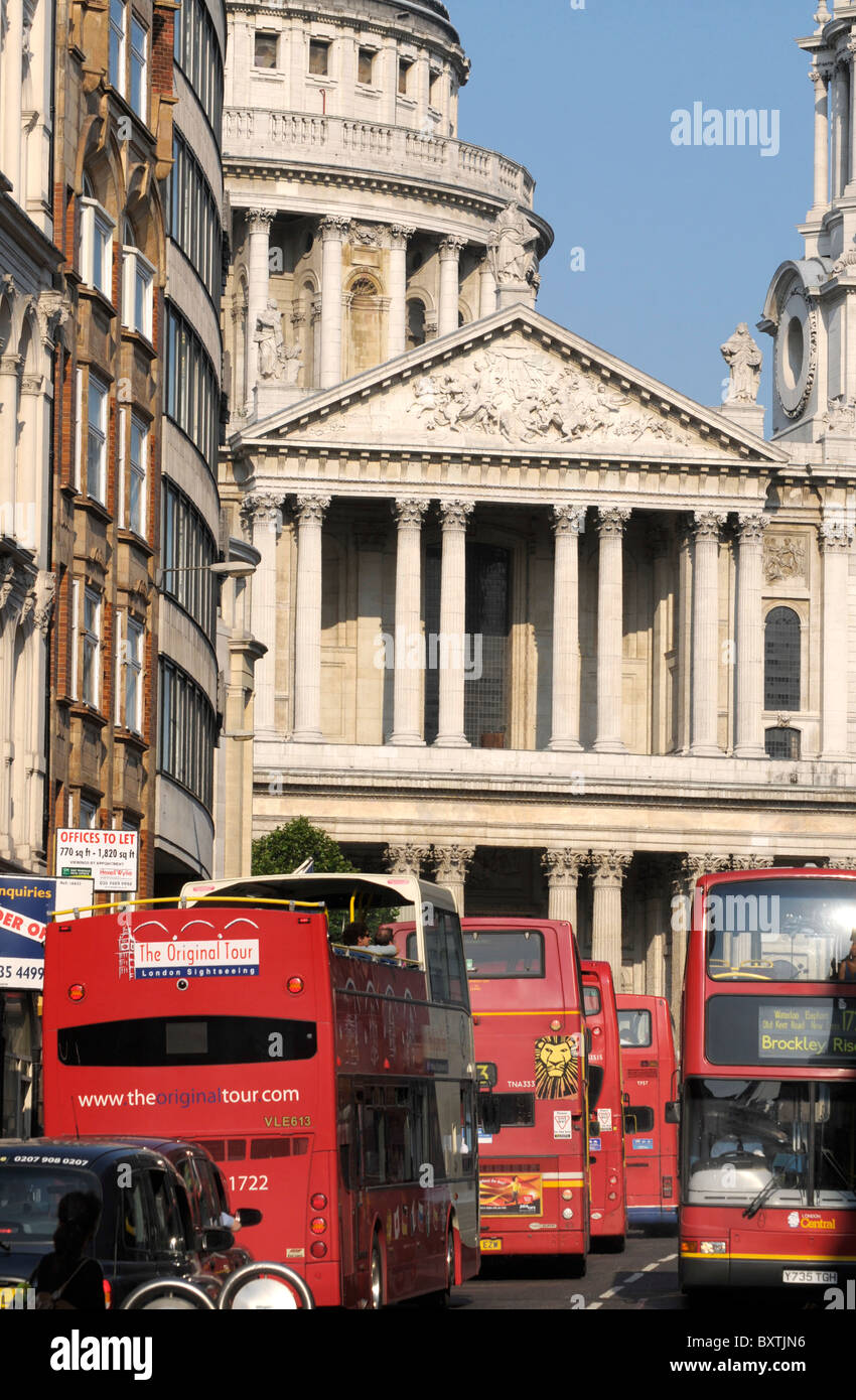 Busse in der St. Pauls Cathedral Stockfoto