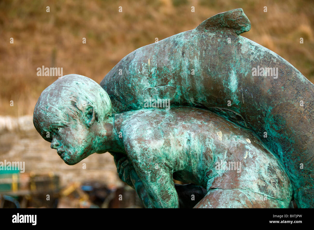 "Kenn und der Lachs" Statue bei Dunbeath, Caithness, Schottland, UK.  Eine Hommage an den Schriftsteller Neil M. Gunn Stockfoto