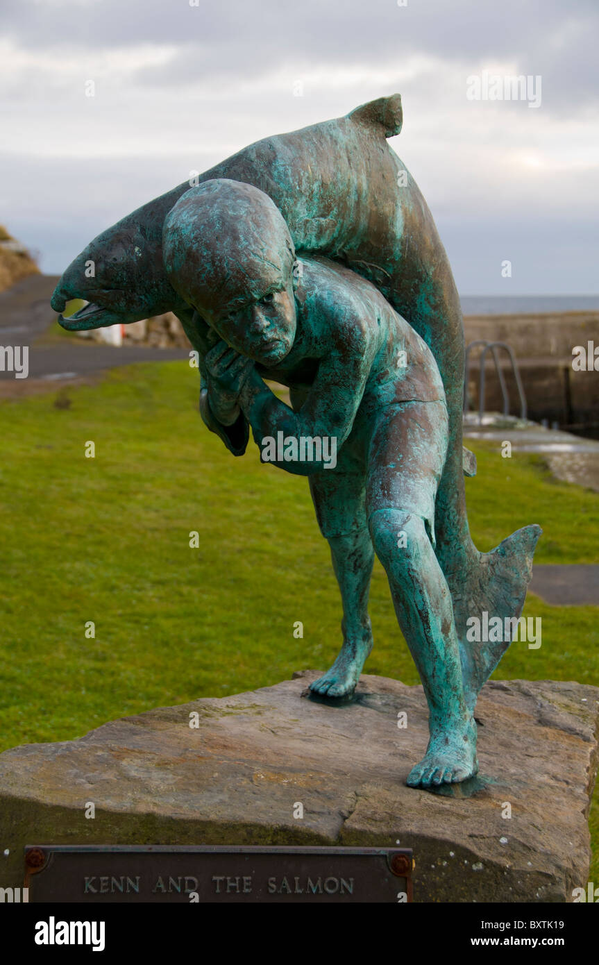 "Kenn und der Lachs" Statue bei Dunbeath, Caithness, Schottland, UK.  Eine Hommage an den Schriftsteller Neil M. Gunn Stockfoto