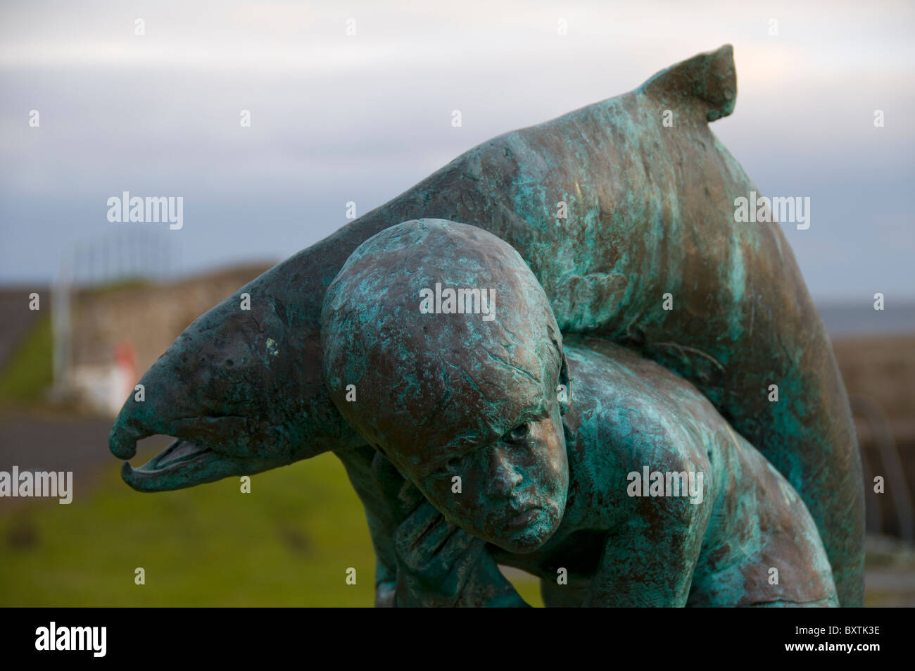 "Kenn und der Lachs" Statue bei Dunbeath, Caithness, Schottland, UK.  Eine Hommage an den Schriftsteller Neil M. Gunn Stockfoto