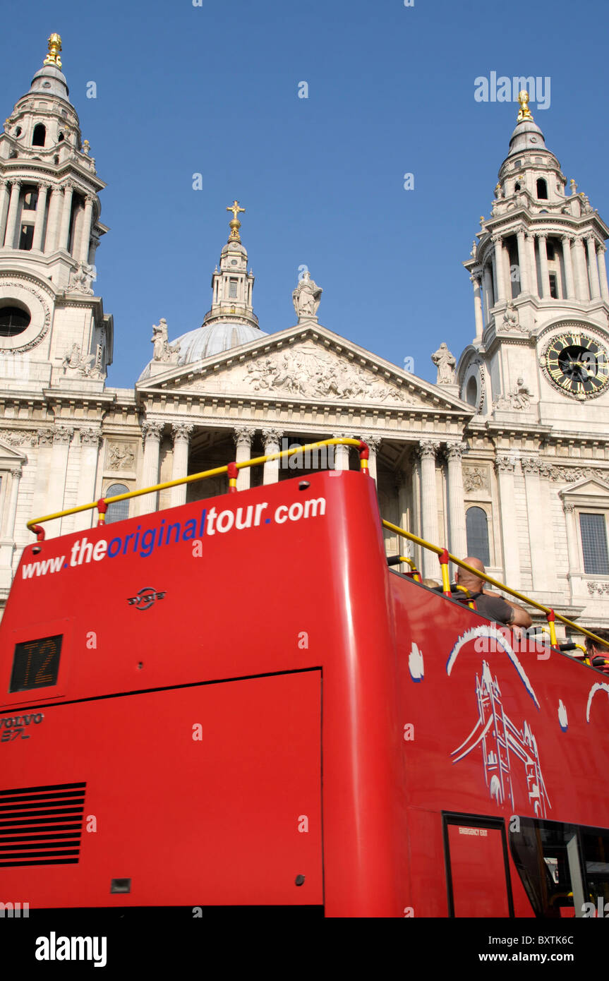 Tour-Bus und St Pauls Cathedral Stockfoto