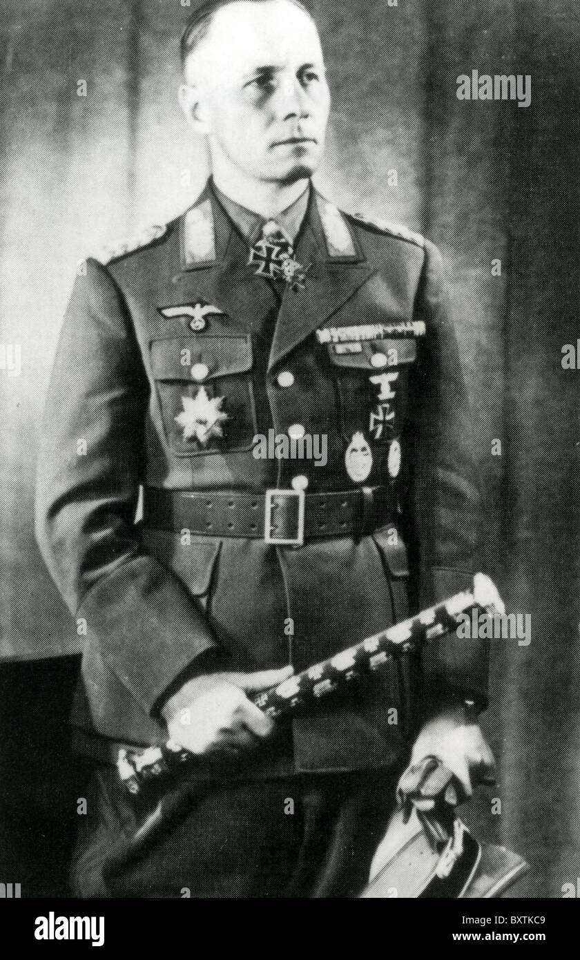 ERWIN ROMMEL (1891-1944) deutscher Feldmarschall im zweiten Weltkrieg hält den Taktstock Stockfoto