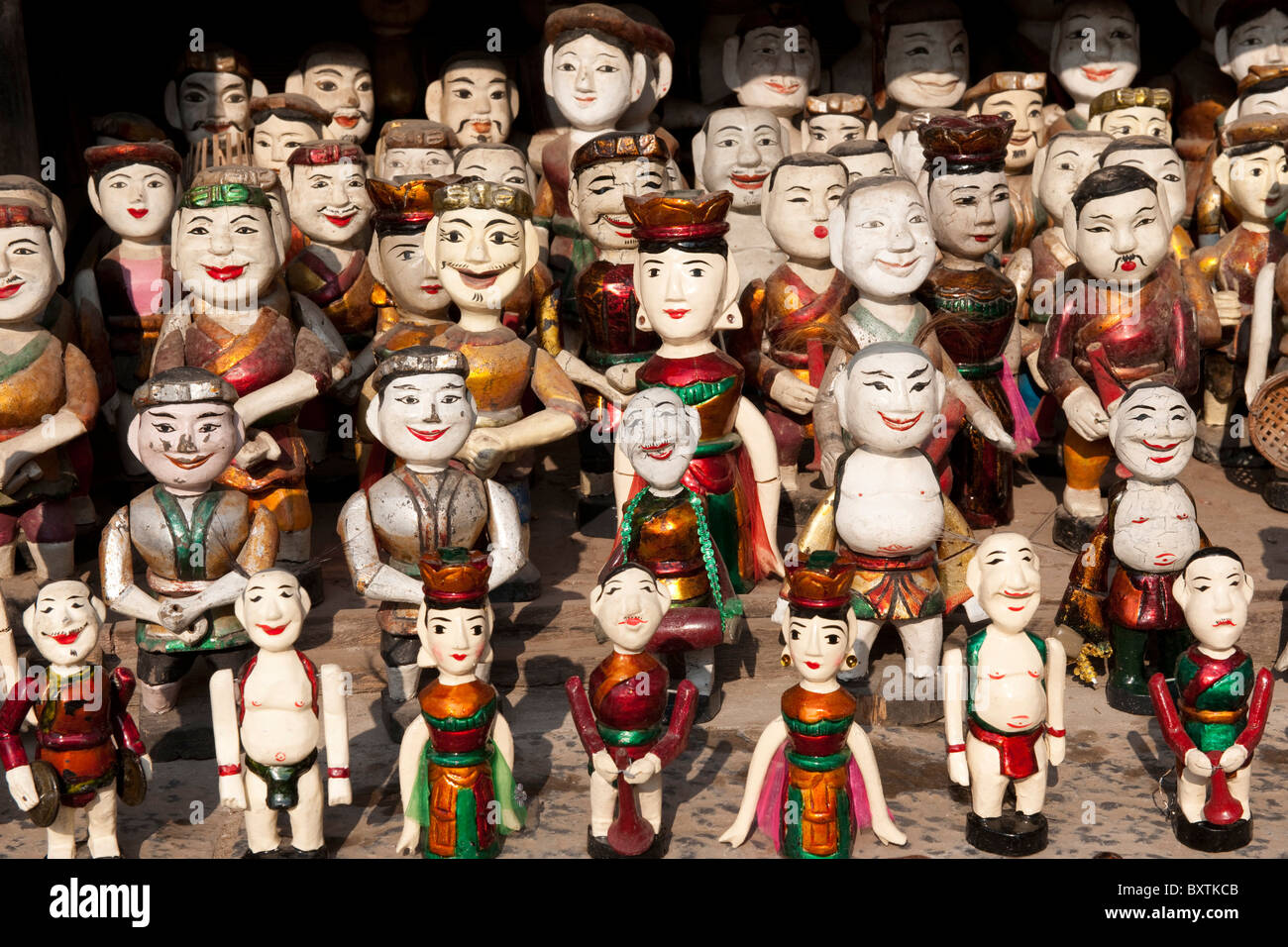 Traditionelle Puppen für Verkauf, Temple of Literature, Hanoi, Vietnam Stockfoto