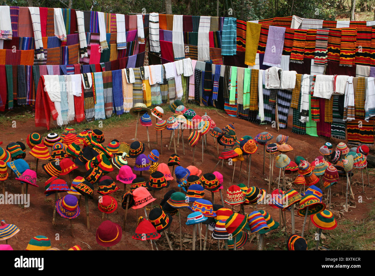 Bunte Hüte und Tuch des Stammes Dorze, Chencha, Äthiopien Stockfoto