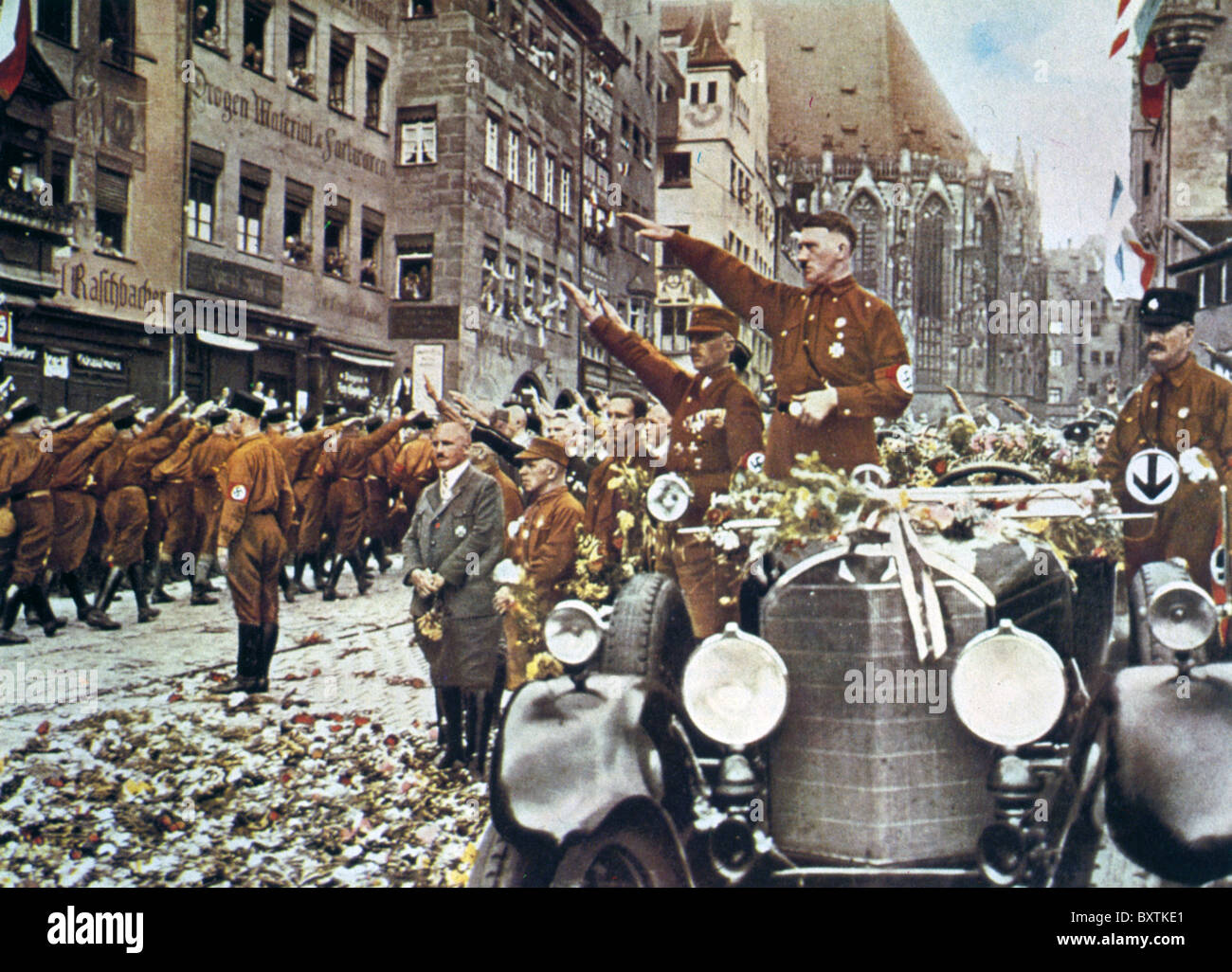 ADOLF HITLER begrüßte eine SA-Parade in Nürnberg im August 1927 mit Julius Streicher rasiert-Leitung im grauen Anzug Zentrum links Stockfoto