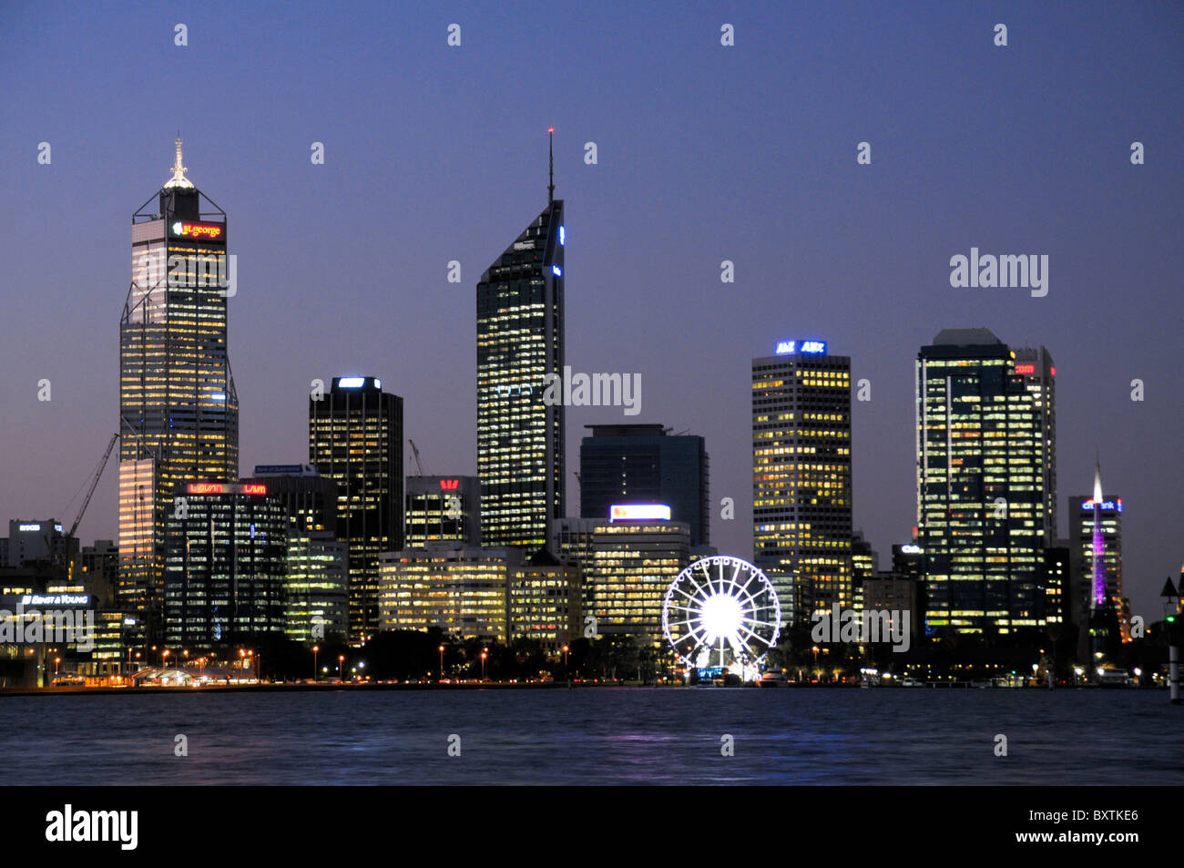 Skyline der Stadt und den Swan River bei Abenddämmerung Perth Wa Australia Stockfoto