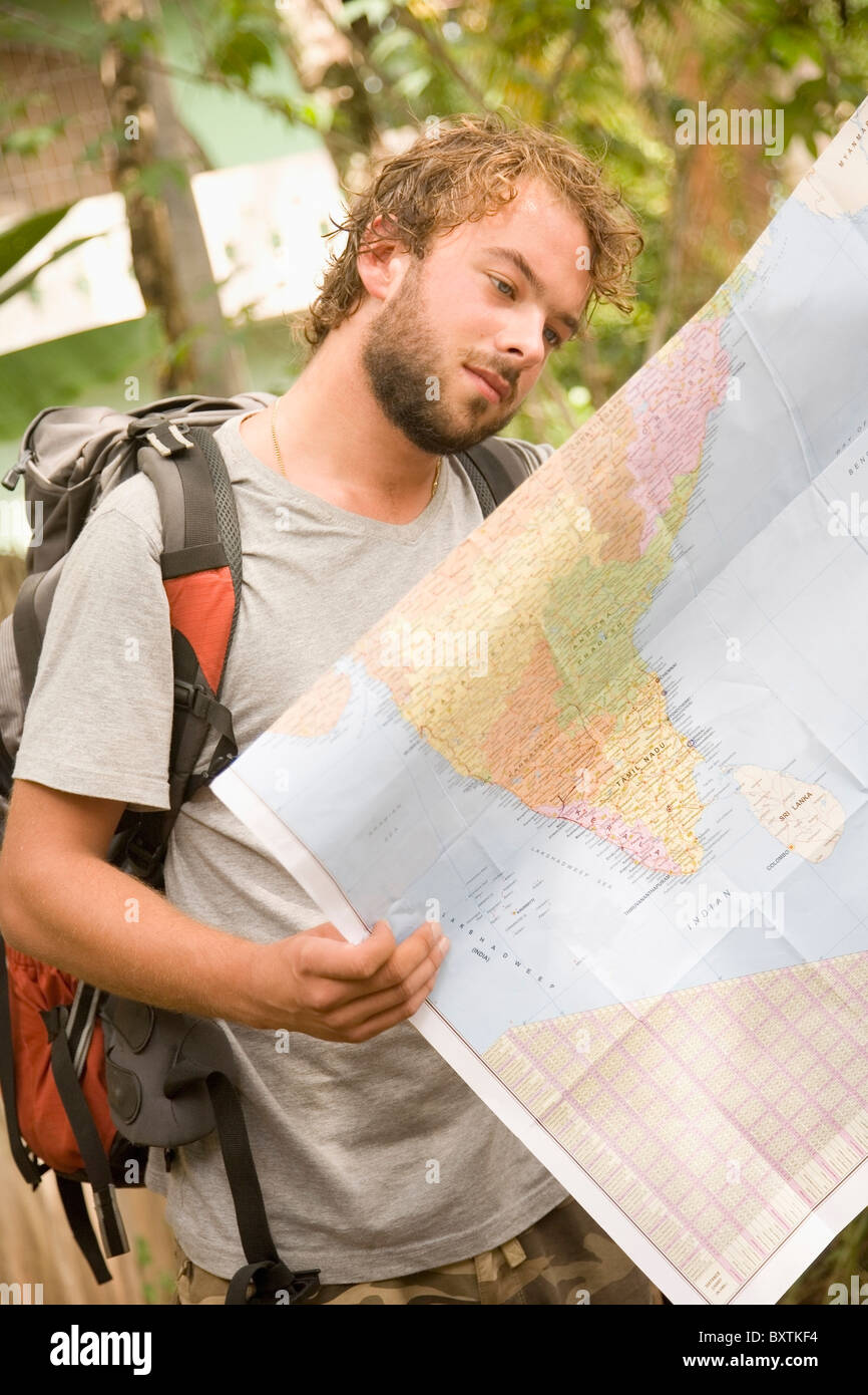 Backpacker, Blick auf die Landkarte von Indien Stockfoto