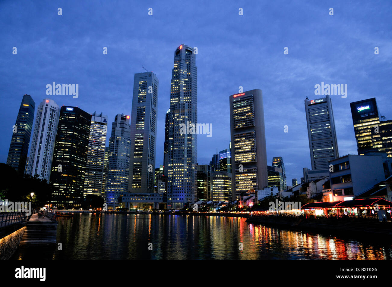 Wolkenkratzer in der Abenddämmerung am Boat Quay In Singapur Stockfoto