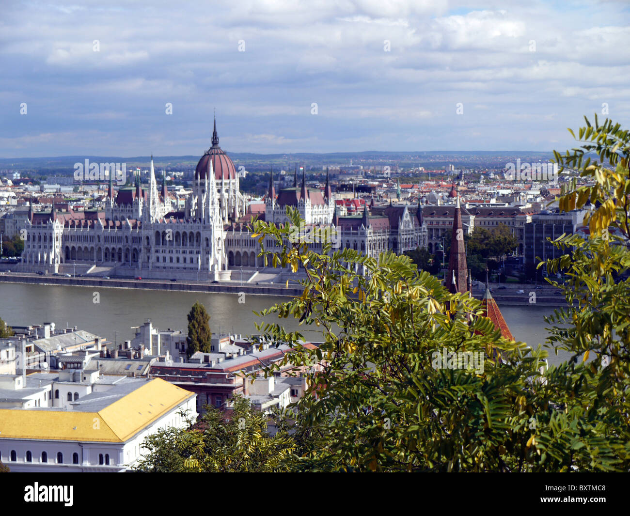 Parlamentsgebäude & Donau Stockfoto