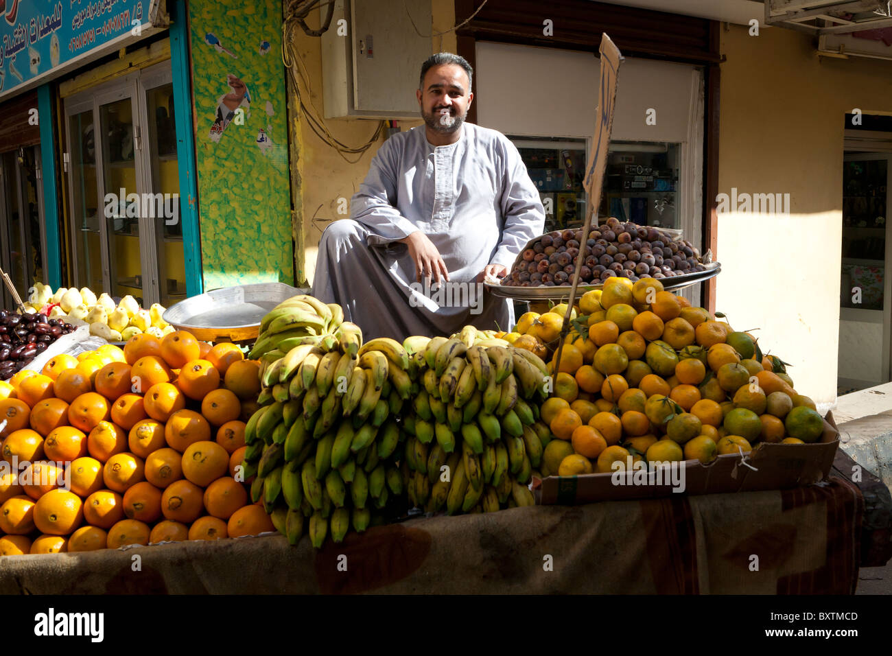 Obst-Verkäufer bei einem örtlichen Straßenmarkt, Luxor, Ägypten, Afrika Stockfoto