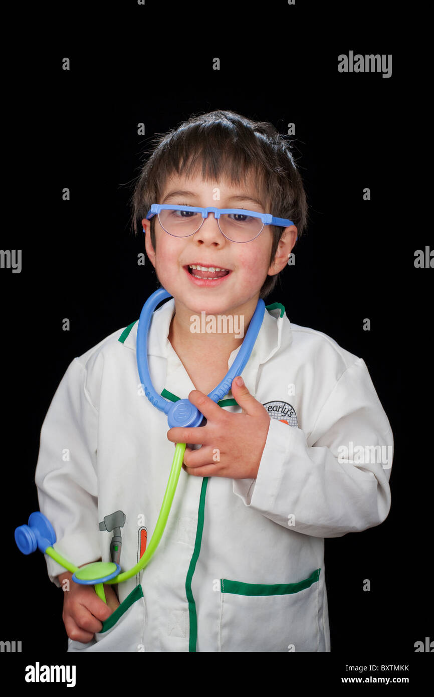 Porträt des 4-jährigen Jungen als Arzt verkleidet Stockfoto