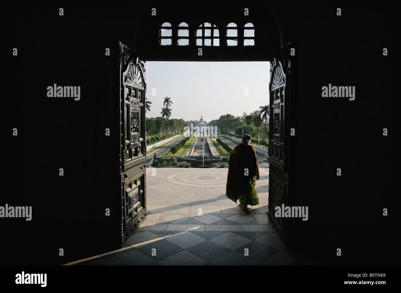 Ältere Frau verlassen Ujjayanta Palace Stockfoto
