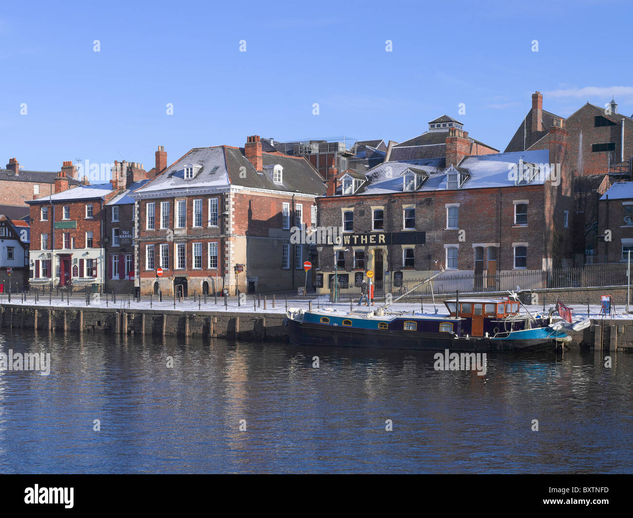 Kings Staith und Cumberland House am Fluss beherbergt Gebäude am Fluss Ouse, die mit Winterschnee bedeckt sind York North Yorkshire England Großbritannien Stockfoto