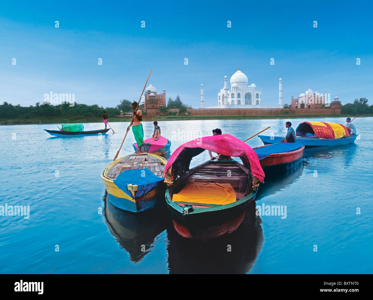 Männer auf Booten am Fluss vor dem Taj Mahal Stockfoto