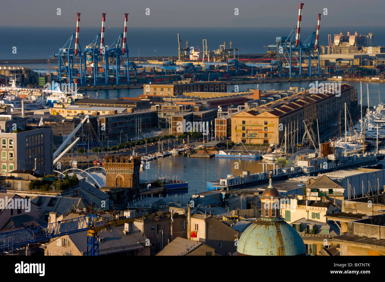 Europa, Italien, Ligurien, Genua Hafen Docks tagsüber Stockfoto