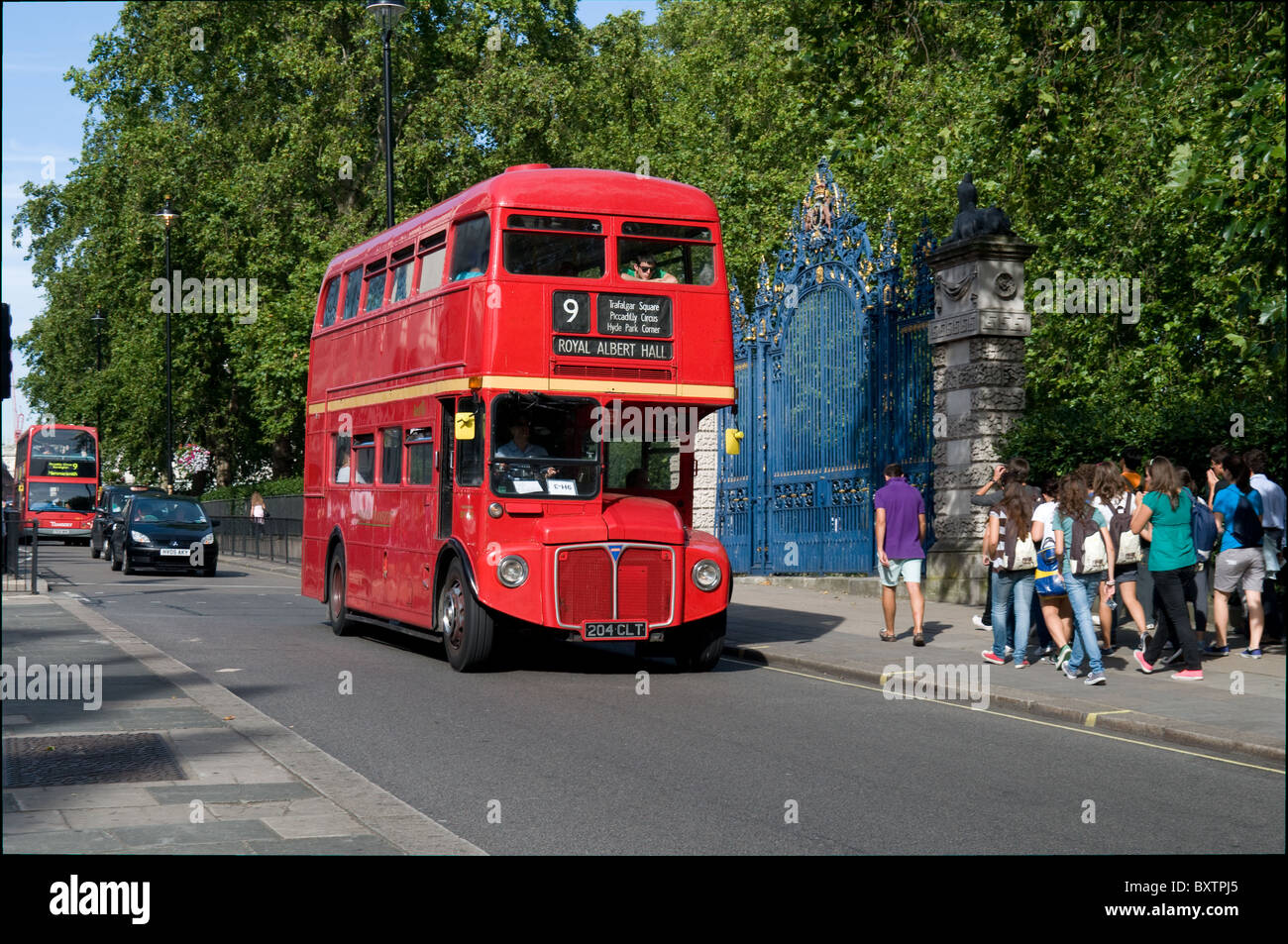 Ein Londoner Routemaster Bus auf Geschichtsroute 9 führt eine Gruppe von Touristen in Piccadilly. Sonnigen Sommertag in London Stockfoto