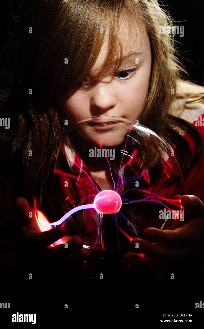Kind auf Plasma-Ball Stockfoto