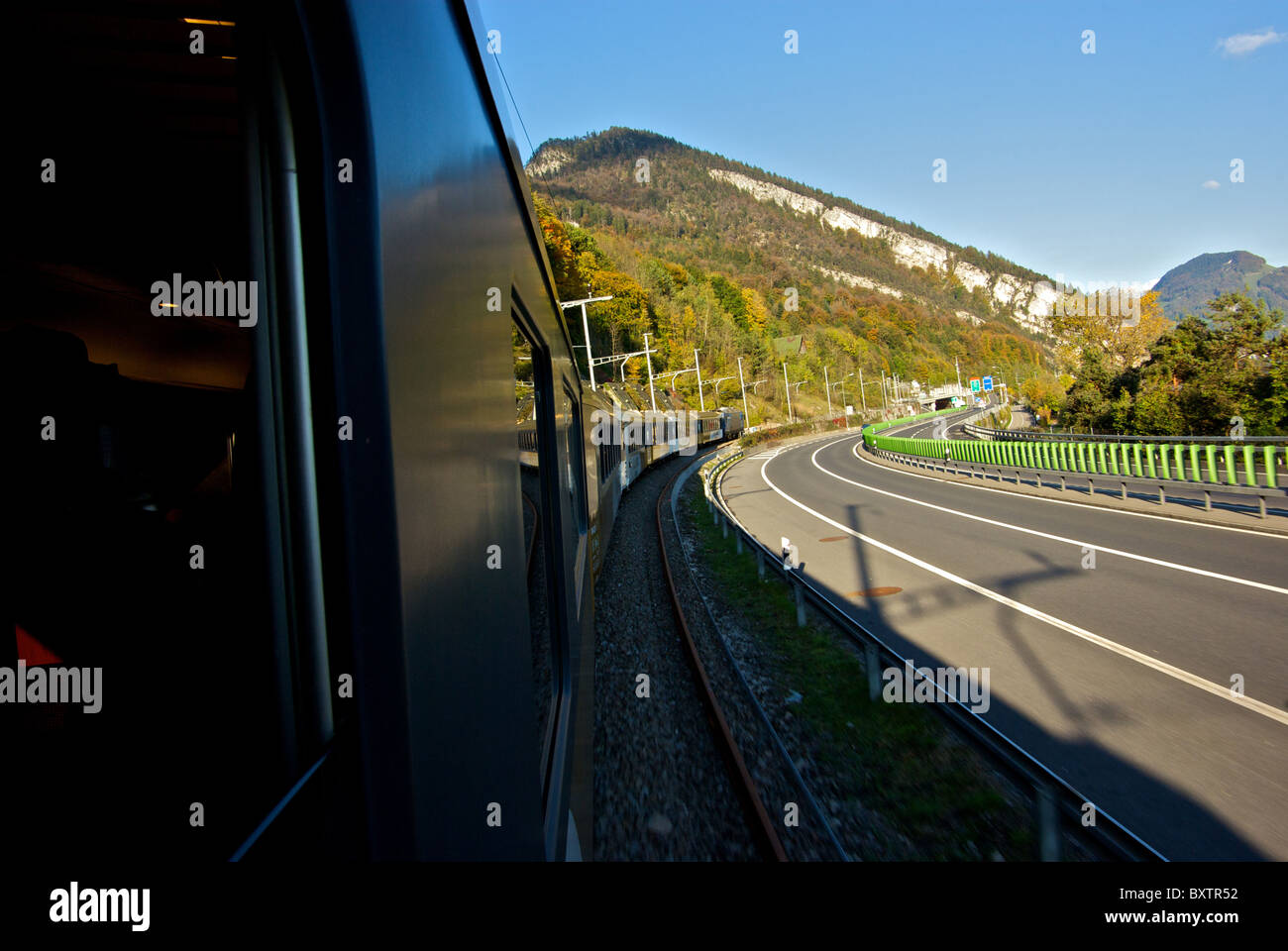 Golden Pass Express Zug Autobahn Landschaft in Bewegung Unschärfe kommen in Luzern Schweiz neben Autobahn Stockfoto