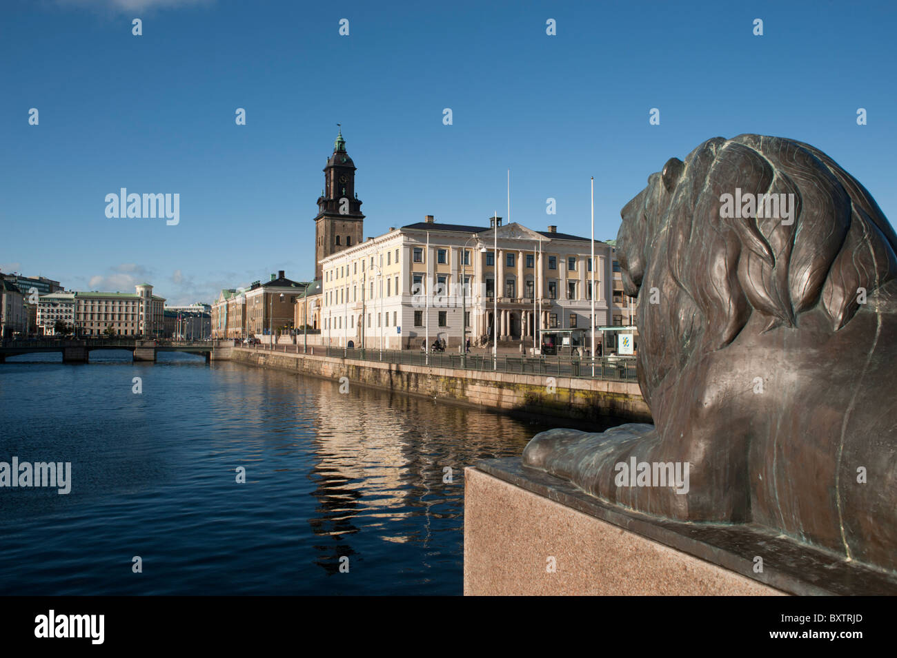 Göteborg, Schweden. Eine Statue eines Löwen blickt auf den Stora Hamnkanalen oder Stora Hamnøya Kanal im Zentrum Stadt. Stockfoto