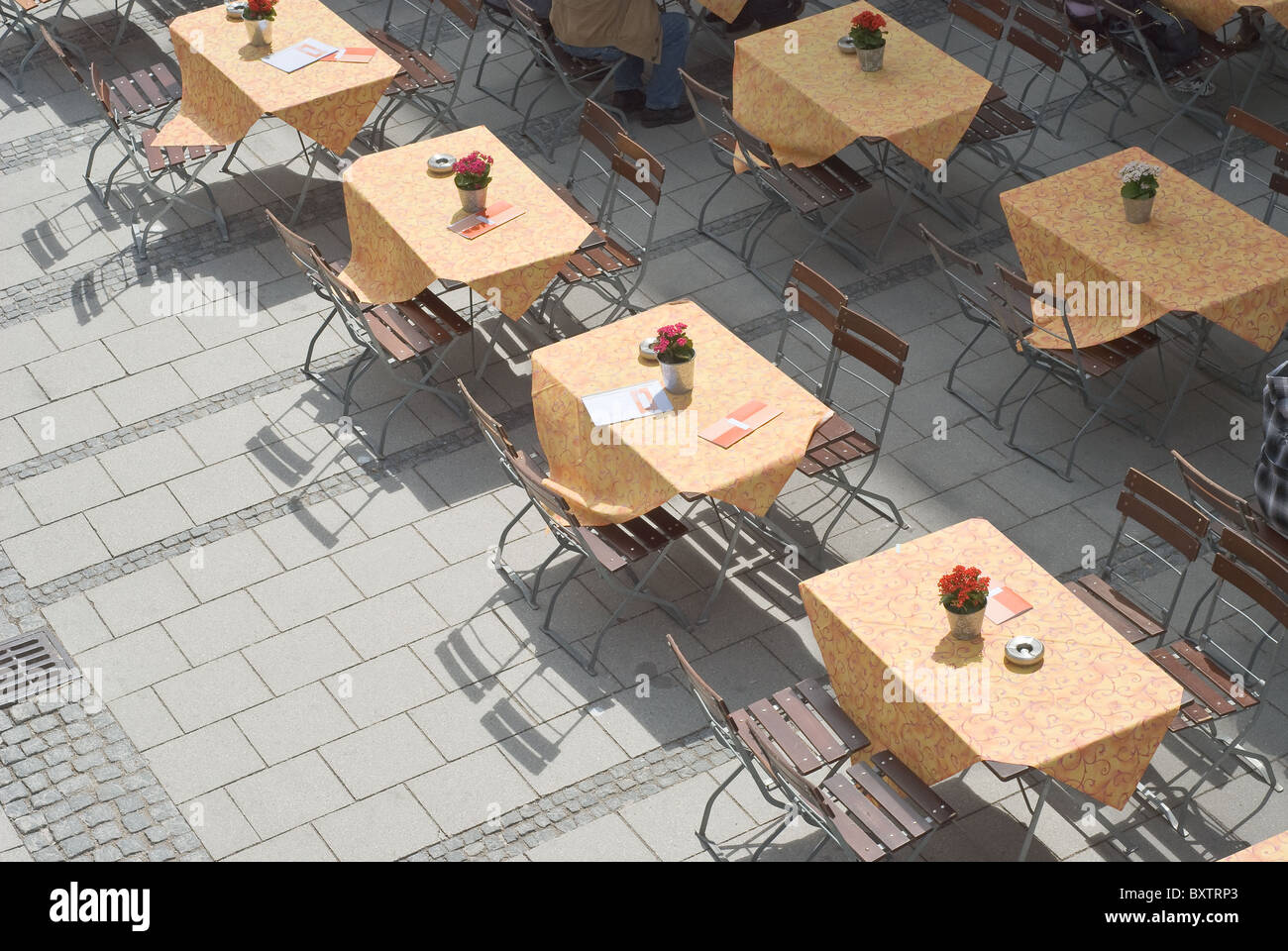 Leere Tische im Freien Restaurant an einem Sommertag Stockfoto