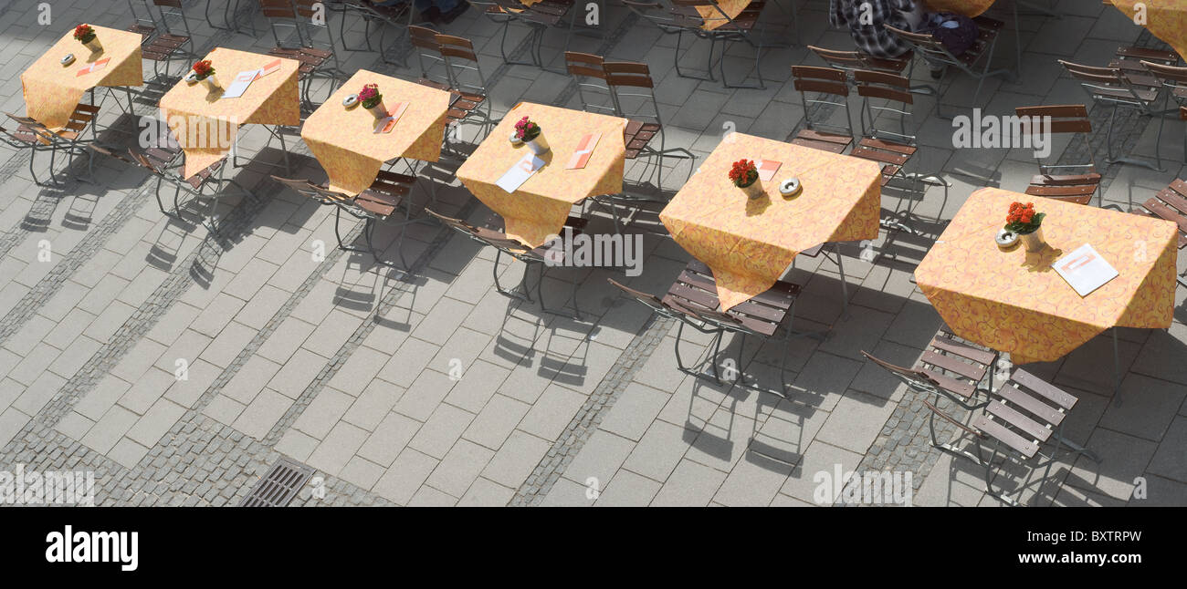 Leere Tische im Freien Restaurant an einem Sommertag Stockfoto