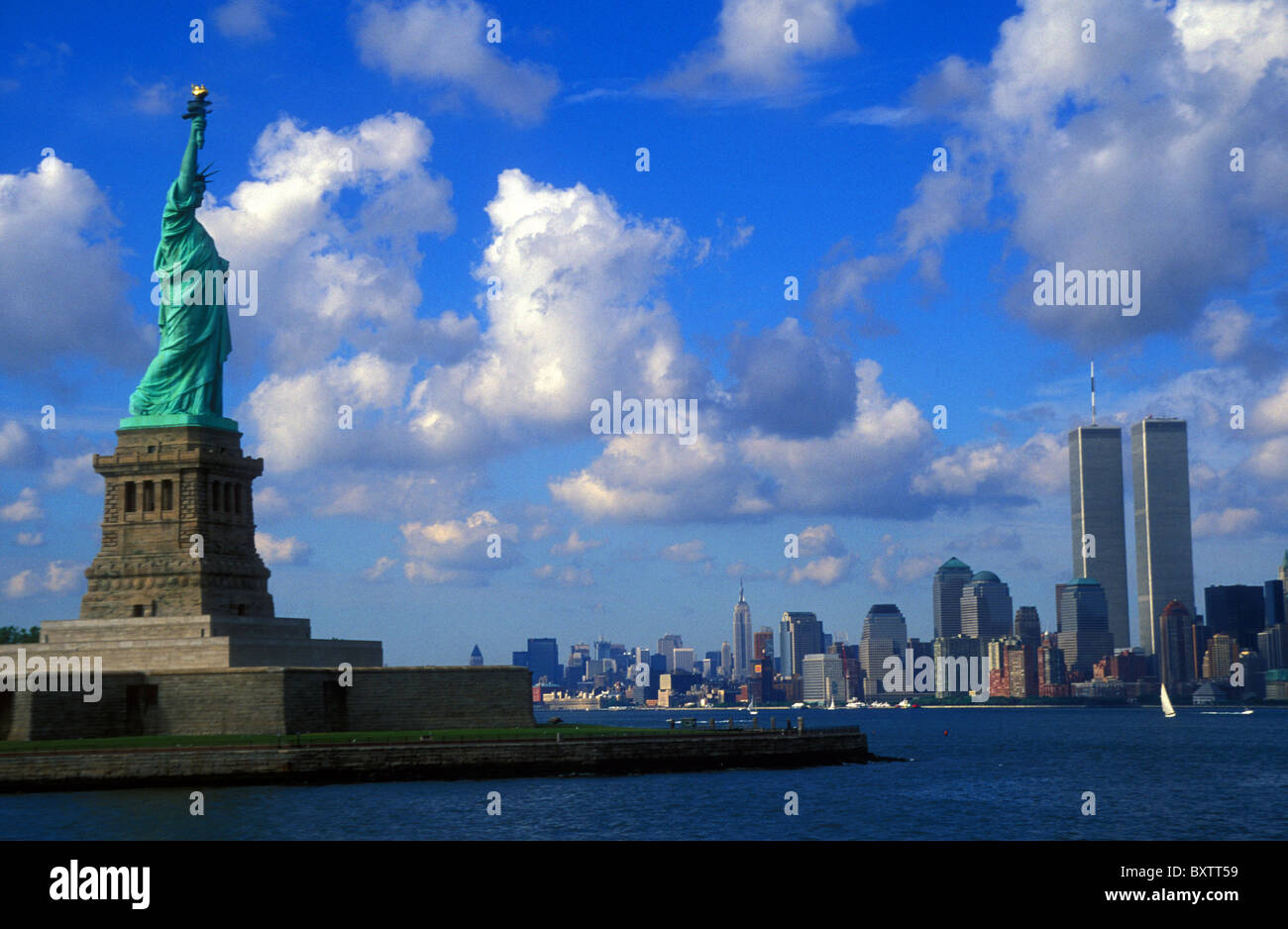 Freiheitsstatue mit den Zwillingstürmen des World Trade Centre in der Ferne, New York City, USA Stockfoto