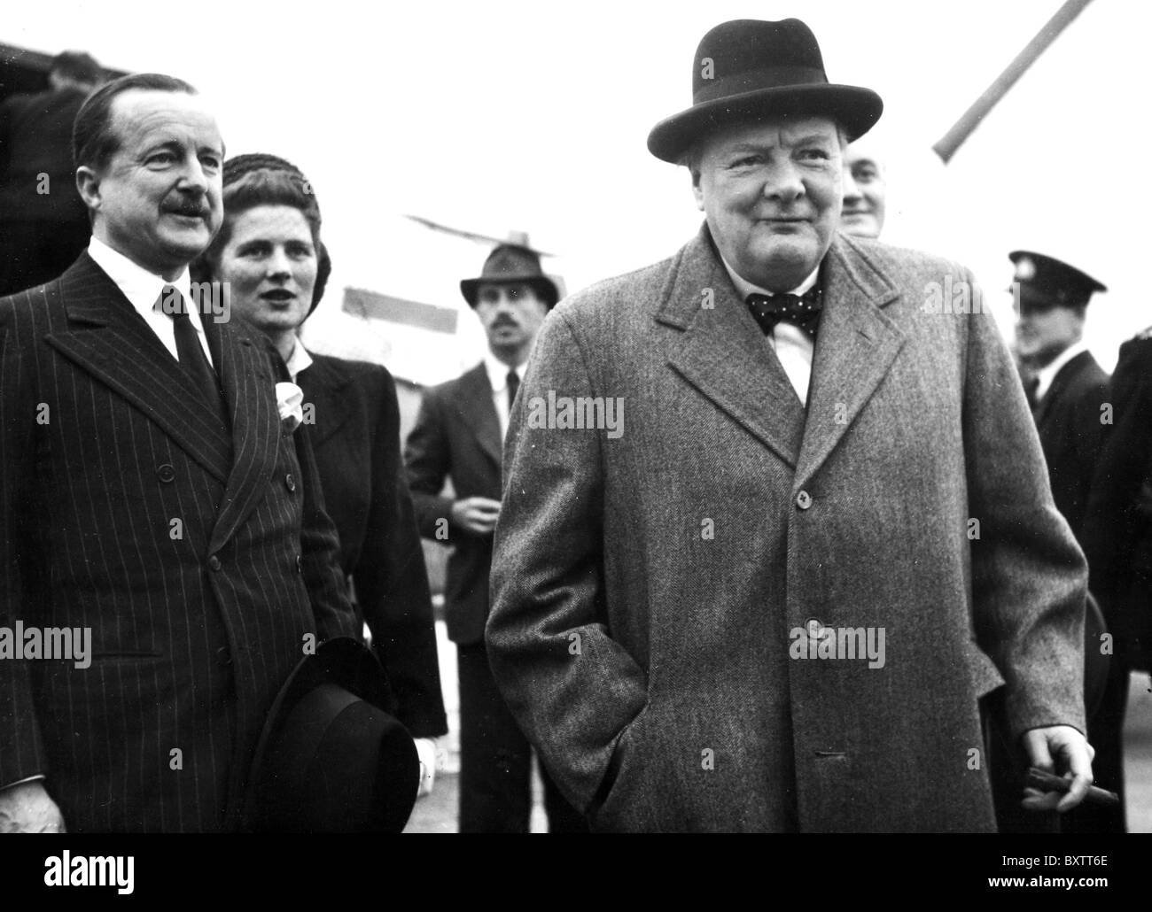 WINSTON CHURCHILL Besuch Paris 1945 mit Tochter Mary und britische Botschafter Duff Cooper auf der linken Seite Stockfoto