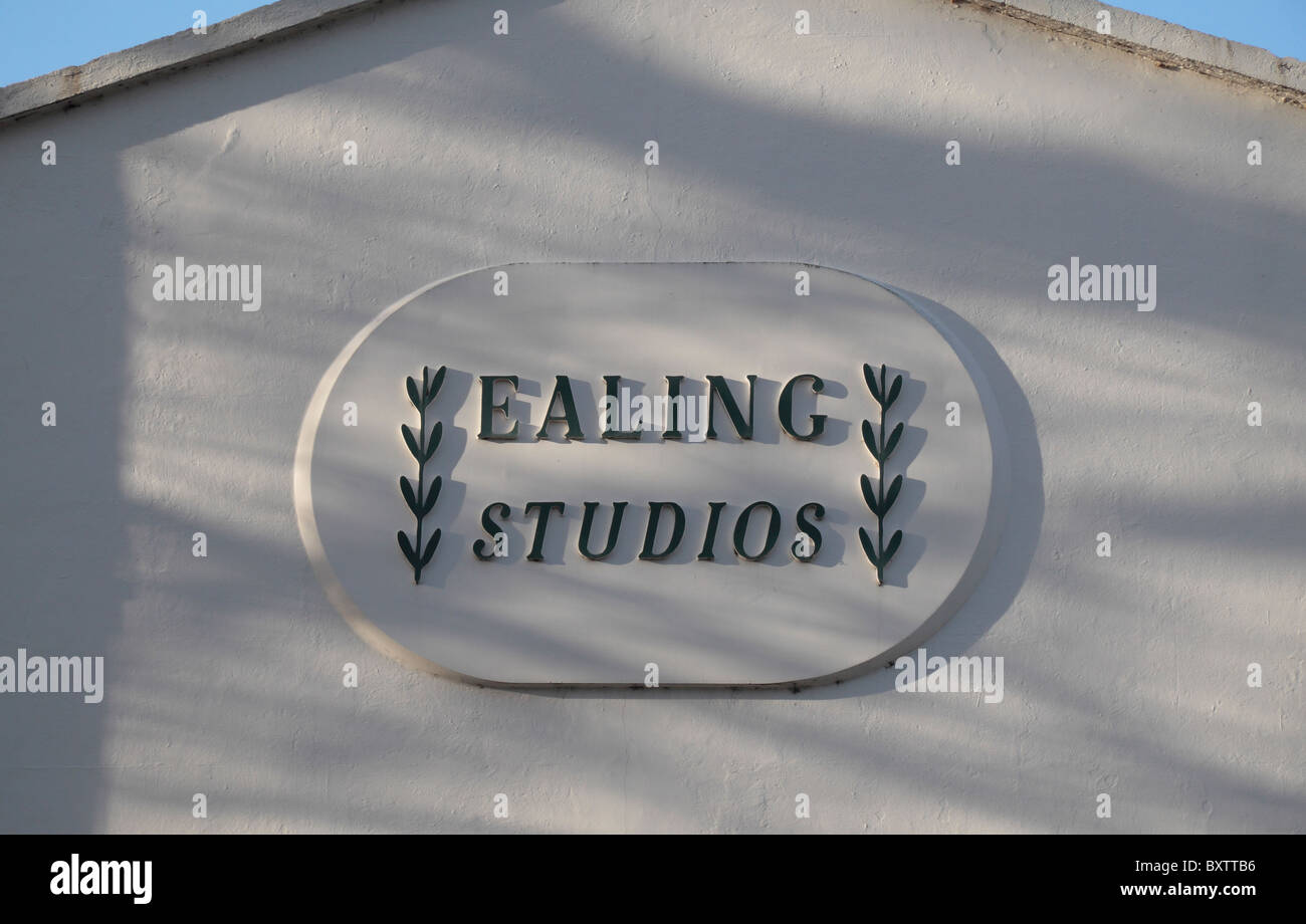 Logo auf den Eingang zu den berühmten Ealing Studios in Ealing, West London, UK. Stockfoto