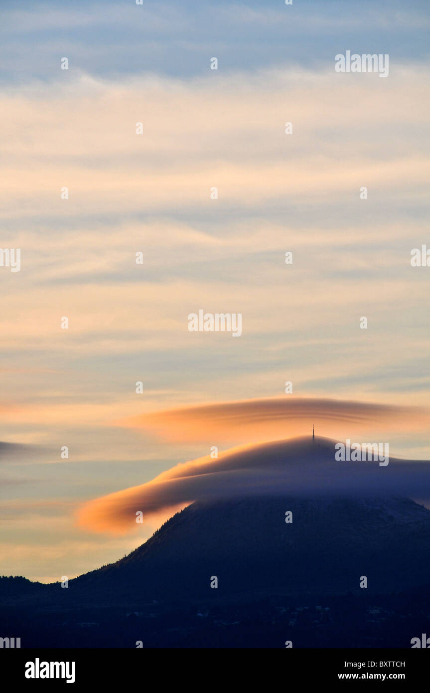 Wolken über Puy-de-Dôme Vulkan bei Sonnenuntergang, Park der Auvergne Vulkane, Frankreich Stockfoto