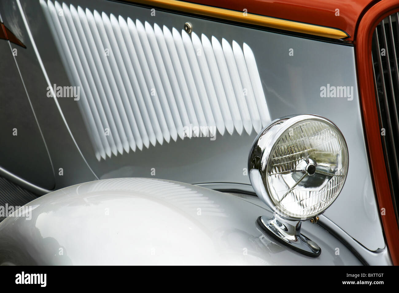 Detail des altes Silber Sammlerstück Auto, coole Lichtreflexionen. Stockfoto