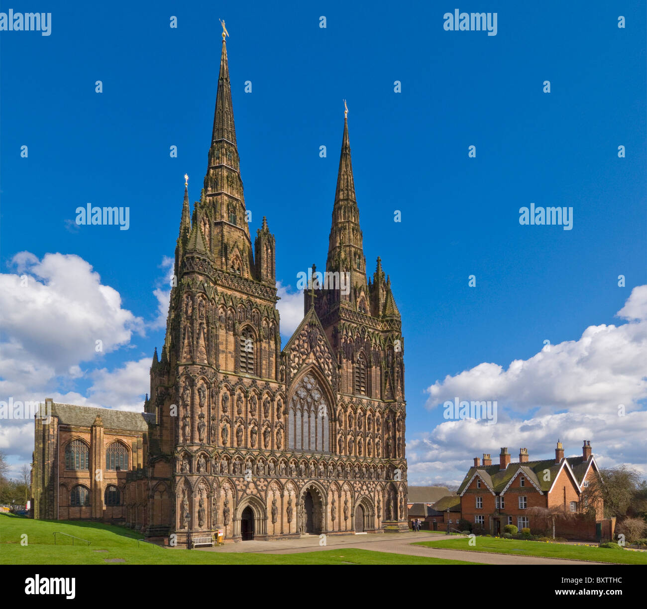 Lichfield Kathedrale Westfassade mit Schnitzereien St. Chad und Saxon und normannischen Könige Staffordshire England UK GB EU Europa Stockfoto