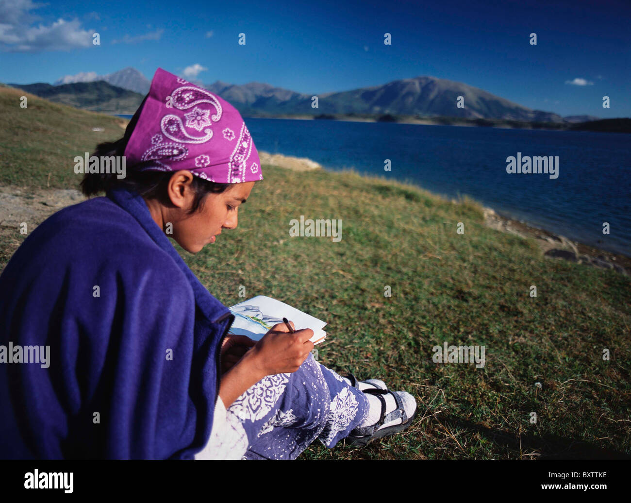 Frau, die Hügel des Gran Sasso Nationalpark neben Lago Di Campotosto skizzieren Stockfoto