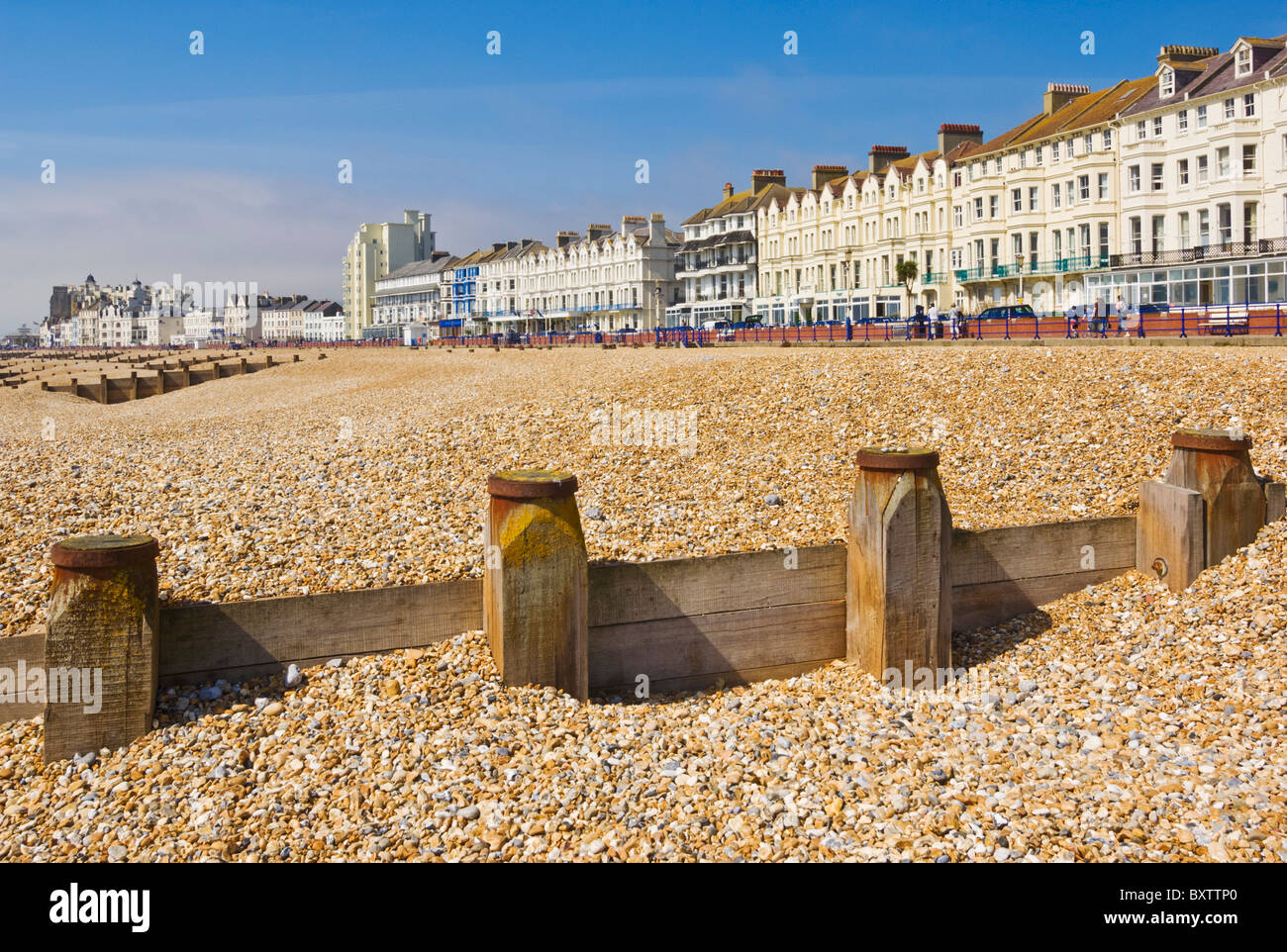 Eastbourne, East Sussex, Shingle Beach und Groynes mit Hotels an der Uferpromenade, Eastbourne, East Sussex, England, GB, Großbritannien, Europa Stockfoto