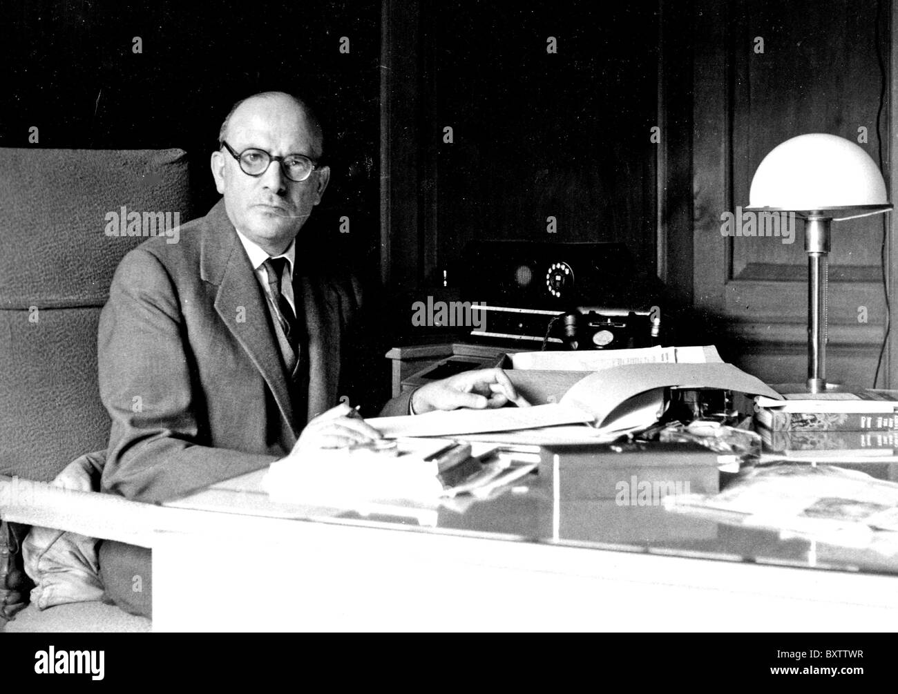 MICHAEL BALCON (1896-1977) Englisch Filmproduzent in seinem Haus, obere Parrock, in der Nähe von Hartfield, Sussex, 1955 Stockfoto