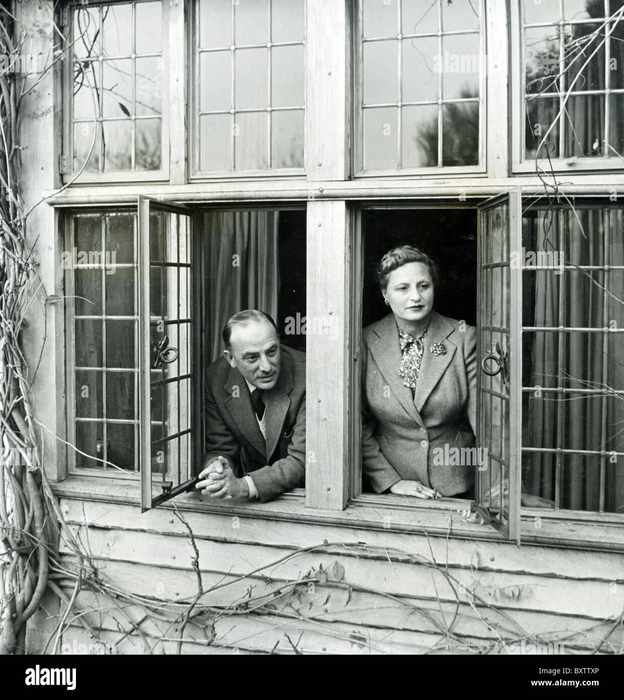 MICHAEL BALCON (1896-1977) Englisch Filmproduzent in seiner Heimat oberen Parrock, in der Nähe von Hartfield, Sussex im Jahr 1955 mit seiner Frau Aileen Stockfoto